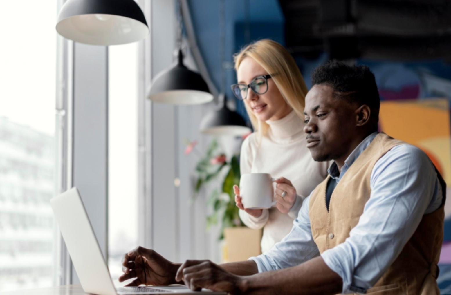 Finanzanalyst arbeitet mit Datenmodellen am Computer